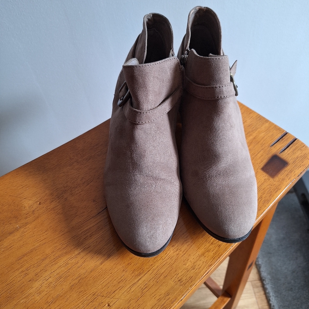ST. JOHNS BAY Casual Ankle Boots Booties Womens Size 8M - Picture 2 of 11